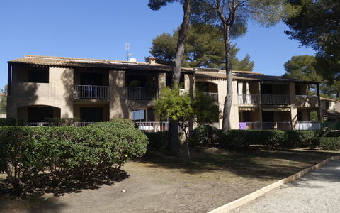 Saint Cyr sur Mer les Lecques 255: Plante, Ciel, Bâtiment, Propriété, Fenêtre, Arbre, Architecture, Lot Terre, Maison, Quartier