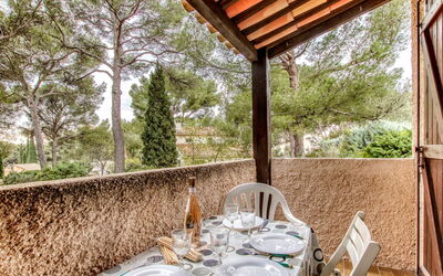 Saint Cyr sur Mer les Lecques 255: Table, Propriété, Meubles, Plante, Vaisselle, Arbre, Ombre, Chaise, Bâtiment, Mobilier De Jardin