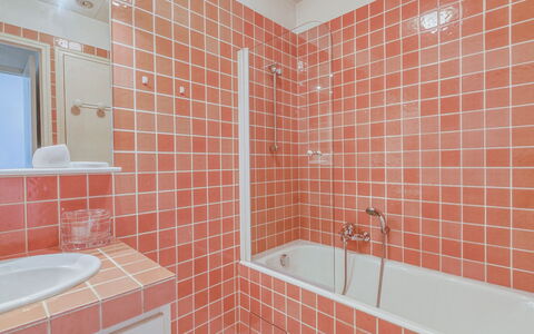 Les Mimosas: Luminaire Plomberie, Propriété, Bâtiment, Salle De Bains, Tete De Douche, Douche, Bleu, Robinet, Sol