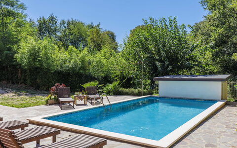 Vinka: L'Eau, Plante, Propriété, Piscine, Ciel, Bleu Azur, Ombre, Plan D'Eau, Rectangle, Architecture