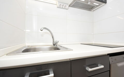 Vir 127: Robinet, Evier, Évier, Cabinetry, Comptoir, Propriété, Luminaire Plomberie, Blanc, Cuisine, Design Intérieur
