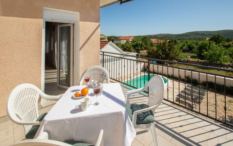 Joy on Countryside: Ciel, Meubles, Bâtiment, Propriété, Table, Chaise, Ombre, Vaisselle, Mobilier De Jardin, Loisir