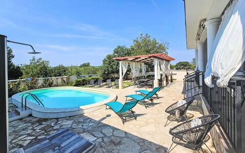 Joy on Countryside: Ciel, Nuage, Bâtiment, Piscine, Ombre, Mobilier De Jardin, Balancelle, Loisir, Arbre, Paysage