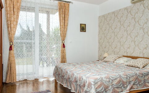 Twin Combo: Meubles, Fenêtre, Propriété, Bleu Azur, Ombre, Bâtiment, Décoration, Bois, Textile