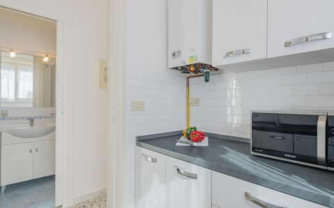 Manuela: Cabinetry, Meubles, Comptoir, Propriété, Bâtiment, Armoire De Toilette, Robinet, Tiroir, Miroir, Design Intérieur