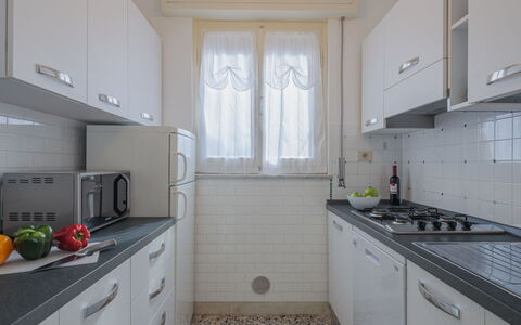 Manuela: Cabinetry, Comptoir, Propriété, Evier, Évier, Bâtiment, Cuisine, Cuisinière, Sol