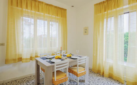 Manuela: Meubles, Fenêtre, Propriété, Table, Chaise, Rideau, Bois, Design Intérieur, Ombre