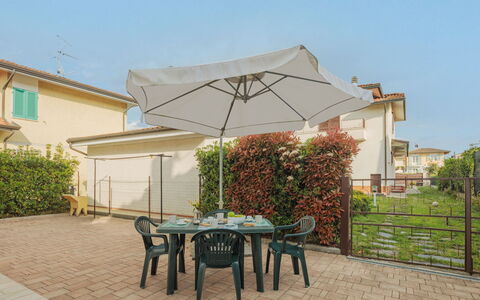 Manuela: Plante, Table, Ciel, Meubles, Bâtiment, Ombre, Botanique, Mobilier De Jardin, Architecture, Tableau De Plein Air