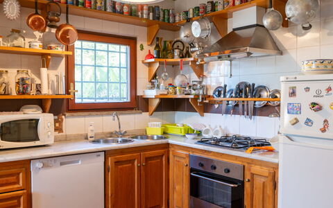 Farfa: Evier, Cabinetry, Comptoir, Propriété, Évier, Appareil De Cuisine, Cuisine, Électroménager, Fenêtre, Éclairage