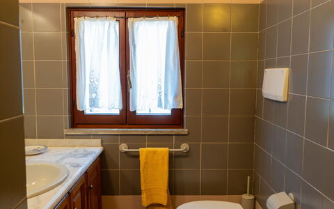 Farfa: Évier, Propriété, Luminaire Plomberie, Lavabo, Robinet, Armoire De Toilette, Violet, Salle De Bains, Design Intérieur, Fenêtre