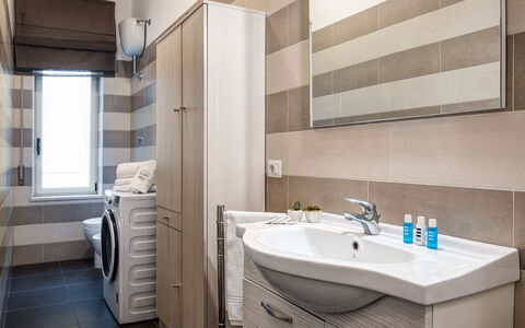 Living Times Apartment: Miroir, Robinet, Luminaire Plomberie, Propriété, Meubles, Évier, Lavabo, Armoire De Toilette, Salle De Bains, Bâtiment
