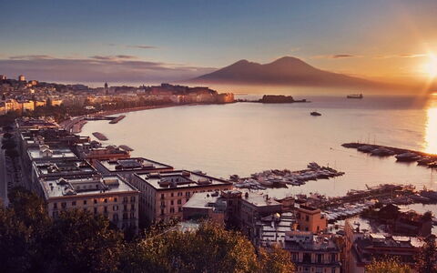 Living Times Apartment: L'Eau, Ciel, Nuage, Ressources En Eau, Bâtiment, Crépuscule, Montagne, Le Coucher Du Soleil, Lac, Cotiers Et Relief Océaniques