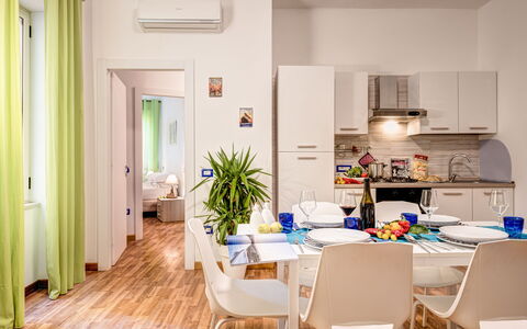 Living Times Apartment: Propriété, Meubles, Table, Chaise, Cabinetry, Plante, Design Intérieur, Bois, Plante D'Appartement, Sol