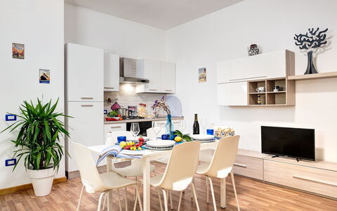 Living Times Apartment: Table, Propriété, Plante, Meubles, Canapé, Bâtiment, Design Intérieur, Bois, Chaise, Pot De Fleur
