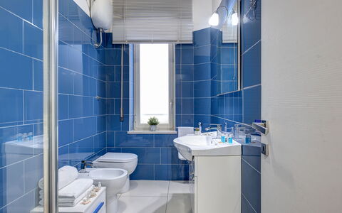 Loving Times Apartment: Luminaire Plomberie, Robinet, Miroir, Évier, Propriété, Violet, Bleu, Salle De Bains, Bleu Azur
