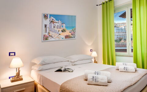Loving Times Apartment: Meubles, Propriété, Photographier, Bleu, Confort, Bleu Azur, Fenêtre, Textile, Jaune