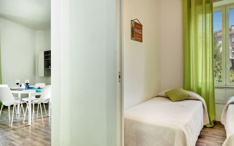 Loving Times Apartment: Meubles, Vert, Confort, Bois, Table, Design Intérieur, Bâtiment, Sol, Sol