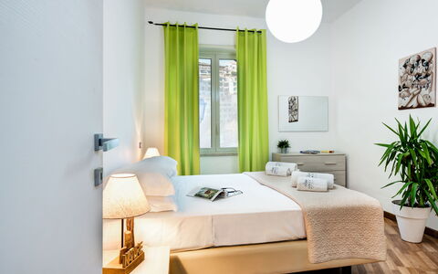 Loving Times Apartment: Plante, Propriété, Meubles, Pot De Fleur, Confort, Bleu Azur, Fenêtre, Bois, Textile
