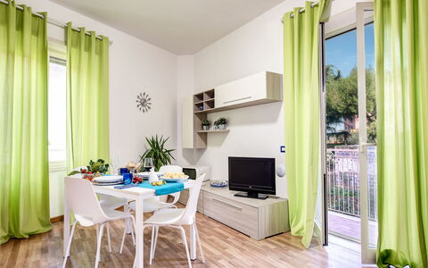 Loving Times Apartment: Plante, Propriété, Meubles, Fenêtre, Canapé, Vert, Table, Bleu Azur, Bois, Design Intérieur