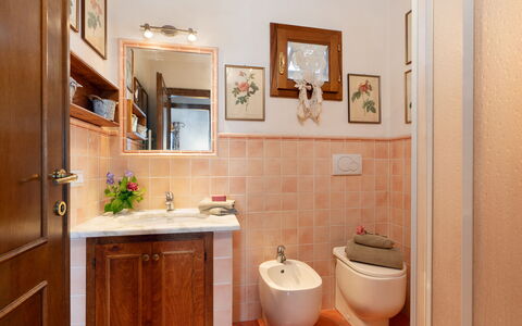 Villa Elisa: Lavabo, Luminaire Plomberie, Salle De Bains, Évier, Sol, Design Intérieur, Sol, Robinet, Plomberie, Toilette