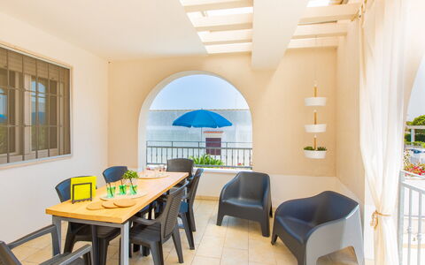 Case Pantanagianni: Meubles, Propriété, Table, Fenêtre, Chaise, Bleu Azur, Ombre, Plante, Bois, Design Intérieur