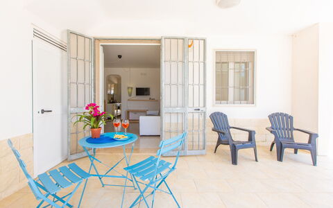Case Pantanagianni: Meubles, Table, Propriété, Chaise, Cabinetry, Bois, Design Intérieur, Éclairage, Fenêtre, Plante D'Appartement
