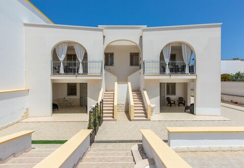 Case Pantanagianni: Ciel, Bâtiment, Ombre, Design Urbain, Plante, Zone Résidentielle, Façade, Immobilier, Paysage, Appartement