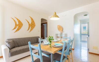 App. Cristallo: Table, Meubles, Propriété, Canapé, Bois, Design Intérieur, Chaise, Plante D'Appartement, Bâtiment, Salon