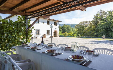 Grezzano Villa: Table, Meubles, Vaisselle, Propriété, Plante, Chaise, Ciel, Bâtiment, Mobilier De Jardin, Vaisselle