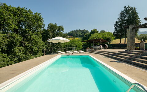 Grezzano Villa: L'Eau, Plante, Ciel, Propriété, Piscine, Arbre, Bleu Azur, Ombre, Plan D'Eau, Herbe