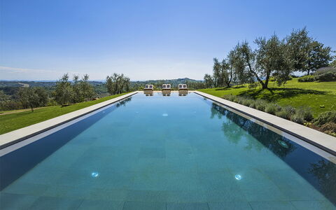 Villa Di Corazzano: L'Eau, Plante, Ciel, Ressources En Eau, Propriété, Piscine, Arbre, Bleu Azur, Paysage Naturel, Bâtiment