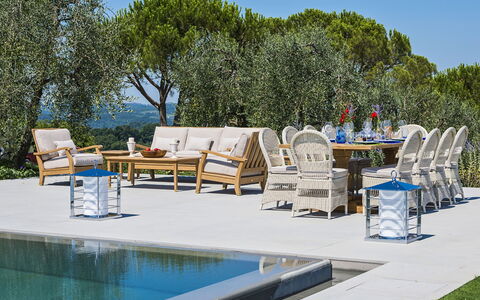 Villa Di Corazzano: Meubles, Ciel, L'Eau, Chaise, Piscine, Table, Arbre, Mobilier De Jardin, Plante, Ombre