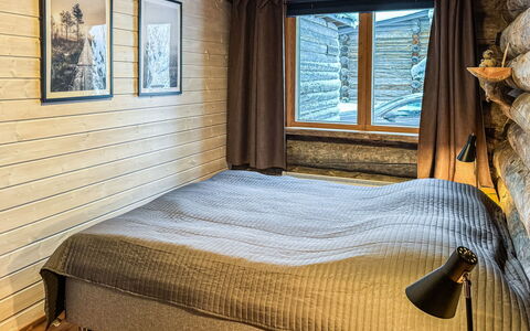 Rukalehto: Bois, Plafond, Chambre, Tache De Bois, Dur, Cabane En Rondins, Lit, Cadre De Lit, Drap De Lit, Literie