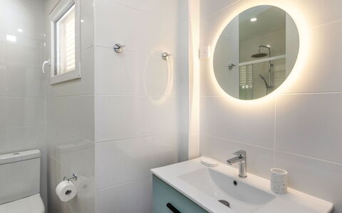 Willis: Salle De Bains, Design Intérieur, Lavabo, Luminaire Plomberie, Mur, Sol, Sol, Évier, Plafond, Robinet