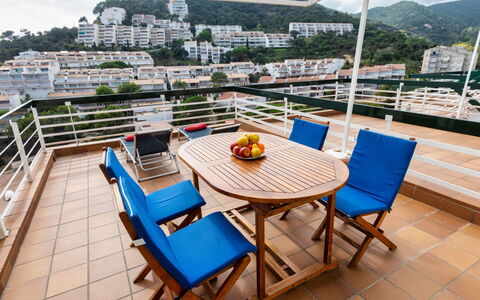 Willis: Propriété, Meubles, Nuage, Bâtiment, Ciel, Bleu Azur, Table, Mobilier De Jardin, Bois, Design Intérieur