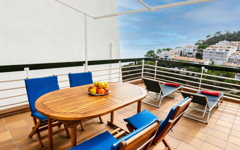 Willis: Meubles, Table, Propriété, Ciel, Nuage, Bleu Azur, Bois, Bâtiment, Mobilier De Jardin, Design Intérieur