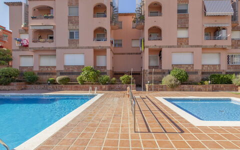 Torrepuerto: L'Eau, Bâtiment, Plante, Ciel, Jour, Propriété, Fenêtre, Bleu Azur, Bleu, Piscine