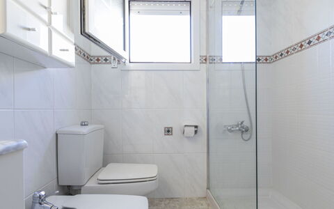 Torrepuerto: Propriété, Bâtiment, Évier, Luminaire Plomberie, Salle De Bains, Fenêtre, Architecture, Lavabo, Design Intérieur
