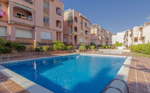 Torrepuerto: L'Eau, Plante, Bâtiment, Propriété, Jour, Piscine, Fenêtre, Ciel, Bleu Azur, Architecture