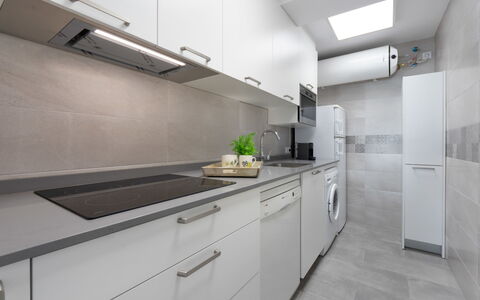 Reus Mediterraneo: Cabinetry, Comptoir, Bâtiment, Propriété, Meubles, Cuisinière, Appareil De Cuisine, Design Intérieur, Cuisine, Robinet