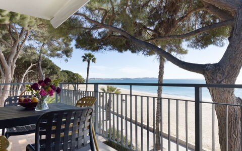 Reus Mediterraneo: L'Eau, Ciel, Propriété, Plante, Table, Bâtiment, Arbre, Porche, Ombre, Clôture