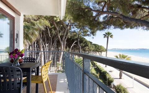 Reus Mediterraneo: Plante, Bâtiment, Ciel, L'Eau, Table, Fenêtre, Chaise, Arbre, Bois, Ombre