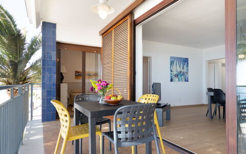 Reus Mediterraneo: Table, Meubles, Fleur, Propriété, Chaise, Design Intérieur, Bois, Ombre, Table Cuisine Et Salle A Manger, Sol