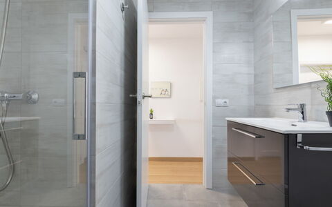 Reus Mediterraneo: Bâtiment, Évier, Salle De Bains, Luminaire Plomberie, Tete De Douche, Robinet, Douche, Porte De Douche, Sol