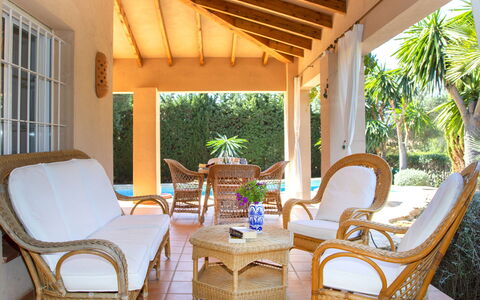 Flamenco: Meubles, Propriété, Plante, Chaise, Table, Ombre, Bois, Design Intérieur, Mobilier De Jardin, Éclairage