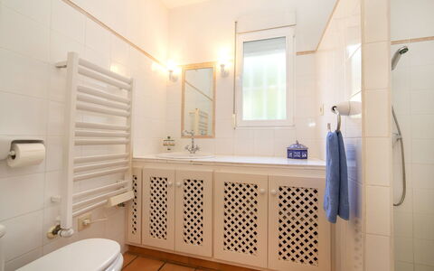 Flamenco: Miroir, Robinet, Luminaire Plomberie, Propriété, Salle De Bains, Armoire De Toilette, Évier, Violet, Design Intérieur