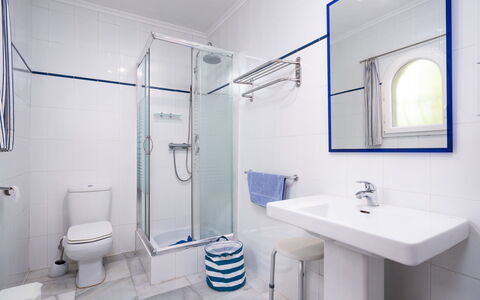 Cielo Azul: Luminaire Plomberie, Miroir, Évier, Robinet, Tete De Douche, Blanc, Lavabo, Violet, Salle De Bains, Bâtiment