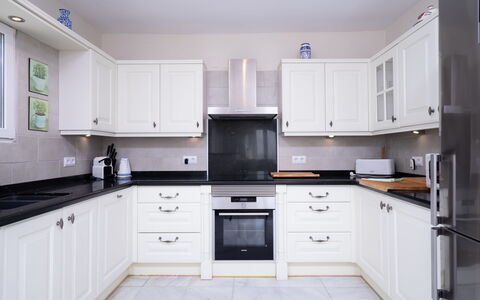 Cielo Azul: Cabinetry, Comptoir, Propriété, Meubles, Blanc, Bâtiment, Cuisinière, Bleu, Tiroir, Appareil De Cuisine