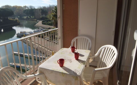 Marina Village: Propriété, Balcon, Pièce, Porche, Maison, Meubles, Chaise, Domicile, Vacances, Immobilier