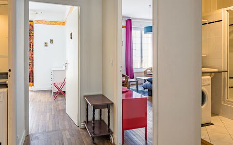 Broussais: Meubles, Bâtiment, Porte, Design Intérieur, Sol, Table, Sol, Rayonnage, Bois